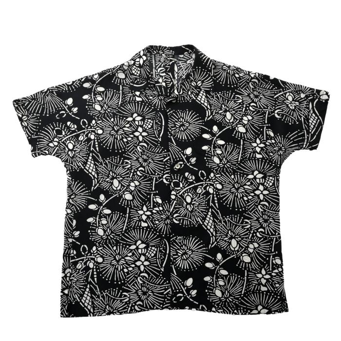 沖縄の伝統工芸品:琉球紅型の型紙デザインから生まれた「語れるシャツ」 BLACK